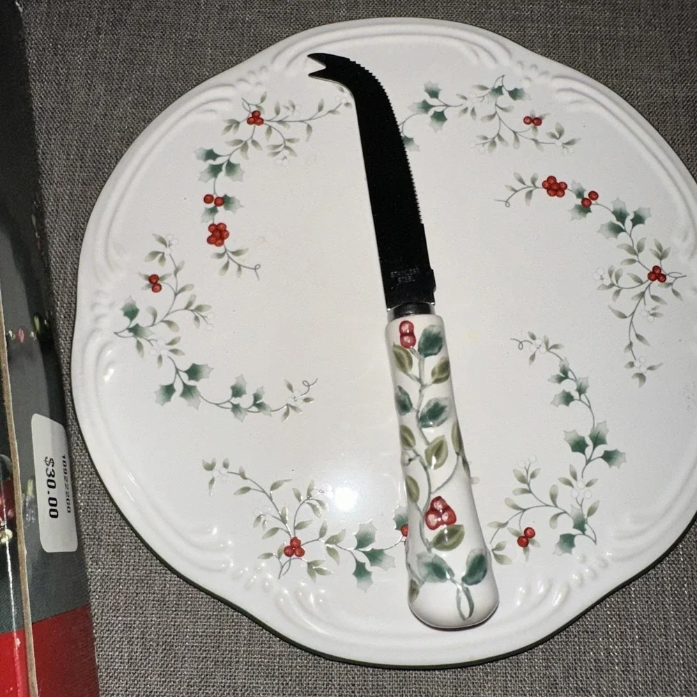 Pfaltzgraff Winterberry Cheese Tray and Sculpted Slicer Holly & Berries 2006 New